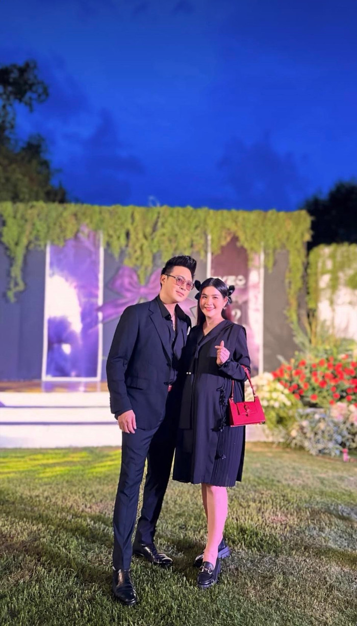 Kha Ly bế bụng bầu 9 tháng đi dự sự kiện với Thanh Duy. 