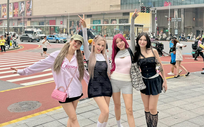 Diệp Lâm Anh luôn nở nụ cười tươi rói khi ở bên cạnh hội chị em trong cùng nhóm nhạc. Ảnh: FBNV