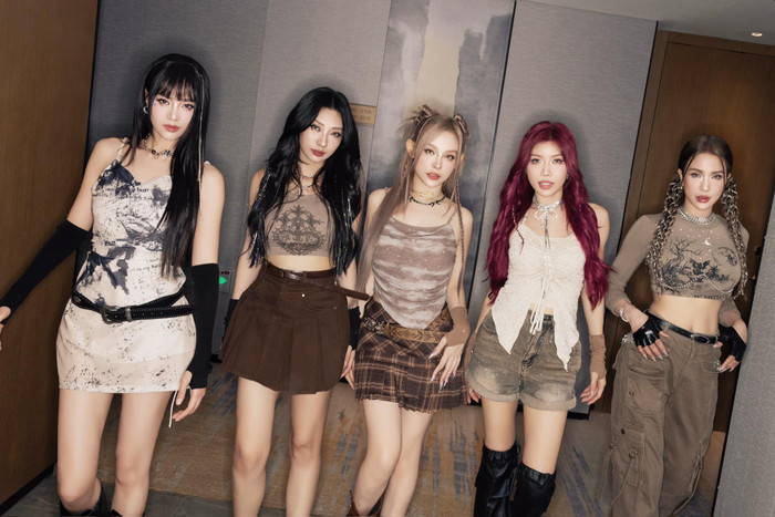 Diệp Lâm Anh (ngoài cùng bìa phải) có thêm người hâm mộ nhờ tham gia nhóm nhạc. Ảnh: FBNV