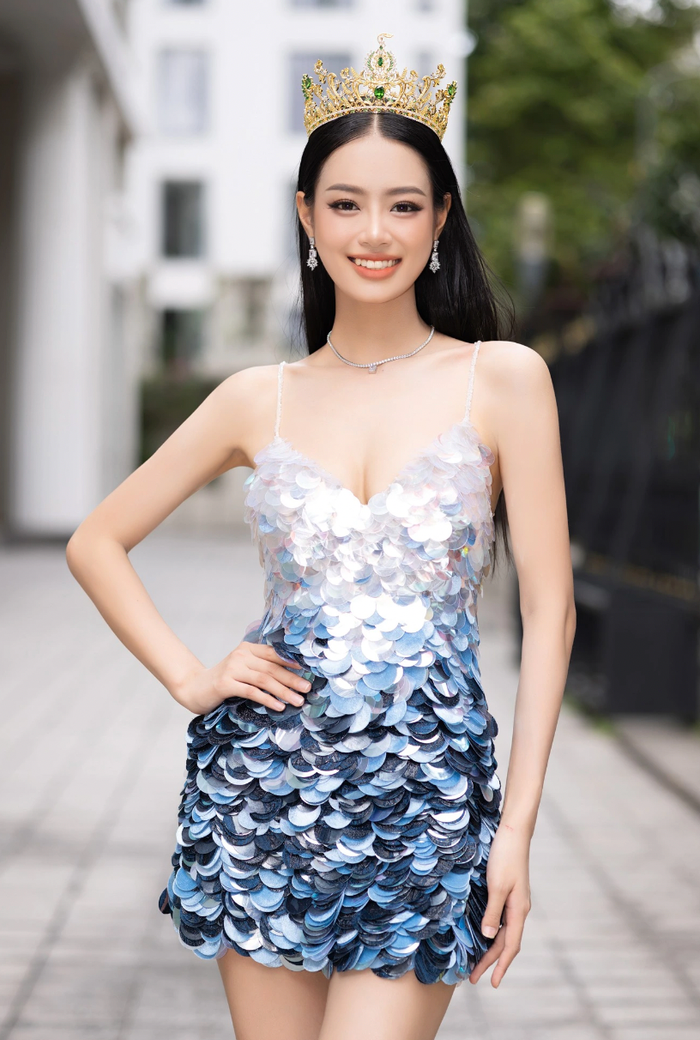 Bùi Khánh Linh là cái tên không còn xa lạ với khán giả yêu thích các cuộc thi nhan sắc. Trong năm 2023, người đẹp tham gia liên tiếp hai sân chơi Miss World Vietnam và Miss Grand Vietnam. 'Quả ngọt' cô nhận sau cùng chính là danh hiệu Á hậu 1 - Miss Grand Vietnam 2023.
