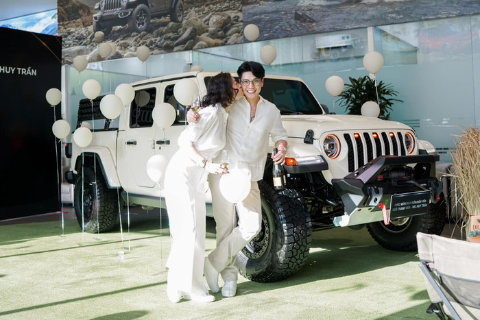 Huy Trần sẵn sàng bỏ tiền tỷ mua xế hộp cho Ngô Thanh Vân chỉ để bà xã dùng đi chơi cầu lông. Ảnh: FBNV