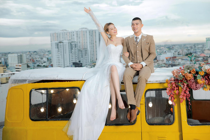 Lương Bằng Quang mặc vest lịch lãm, còn Ngân 98 diện váy có thiết kế như váy cô dâu.