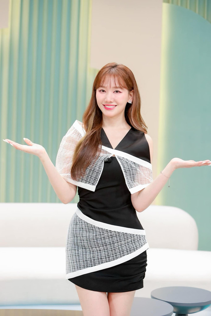 Hari Won hiện tham gia nhiều chương trình, trong số đó là trở thành bình luận viên của show hẹn hò Đảo Thiên Đường.