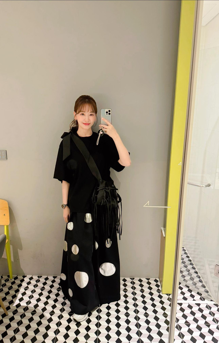 Hari Won chưa chia sẻ gì thêm sau dòng trạng thái trên. Có người để lại bình luận: “Xót hết cả ruột, cả team tay chân bủn rủn. Chị dưỡng thương mau lành nha”.