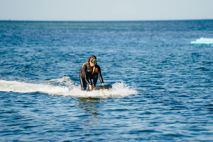Diễn viên Nguyệt Ánh chơi lướt ván thuần thục.