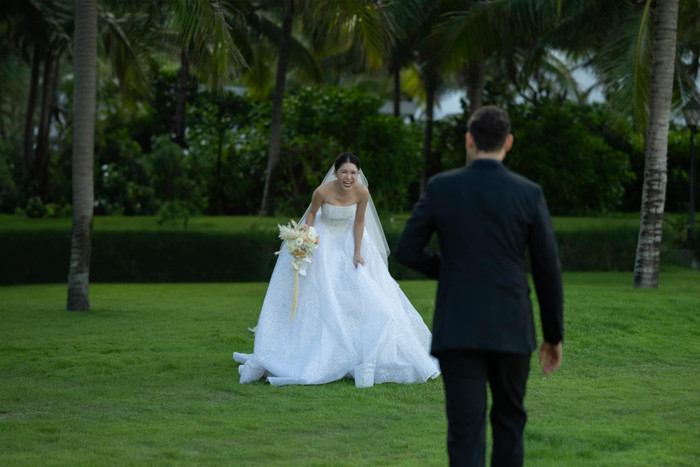 Khoảnh khắc Đặng Văn Lâm bẽn lẽn, tựa đầu vào vai vợ 'gây sốt' Ảnh 5