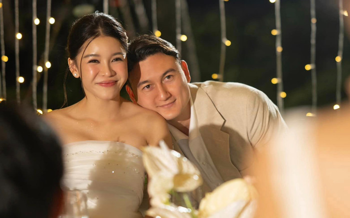 Khoảnh khắc Đặng Văn Lâm bẽn lẽn, tựa đầu vào vai vợ 'gây sốt' Ảnh 2