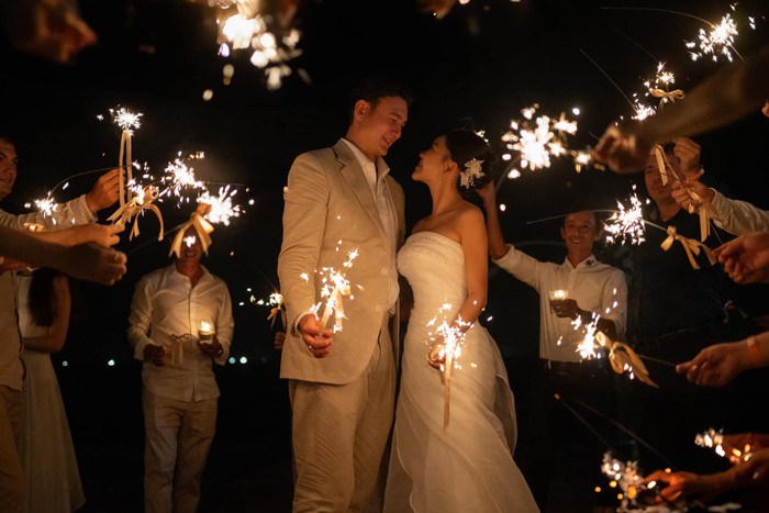 Khoảnh khắc Đặng Văn Lâm bẽn lẽn, tựa đầu vào vai vợ 'gây sốt' Ảnh 2