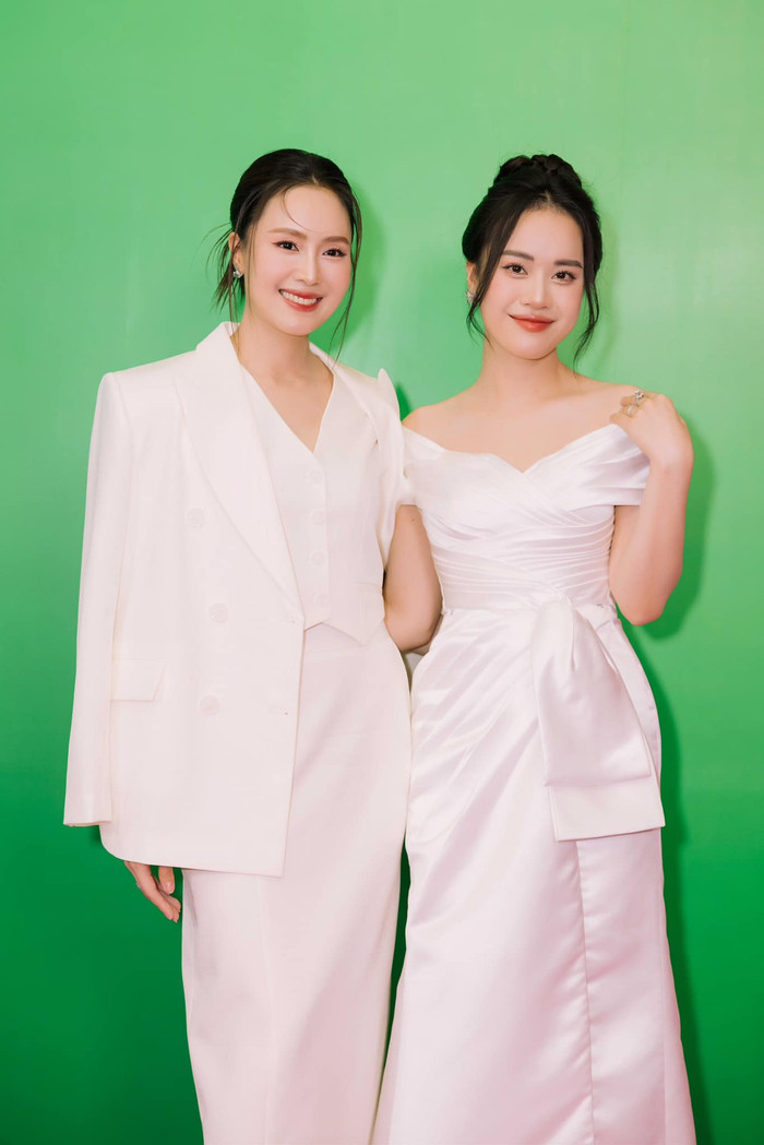 Hồng Diễm khẳng định đẳng cấp 'hoa hậu VTV', mặc đồ kín đáo vẫn ăn đứt đàn em kém 14 tuổi Ảnh 3