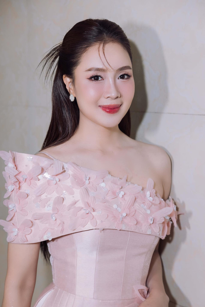 Hồng Diễm khẳng định đẳng cấp 'hoa hậu VTV', mặc đồ kín đáo vẫn ăn đứt đàn em kém 14 tuổi Ảnh 1