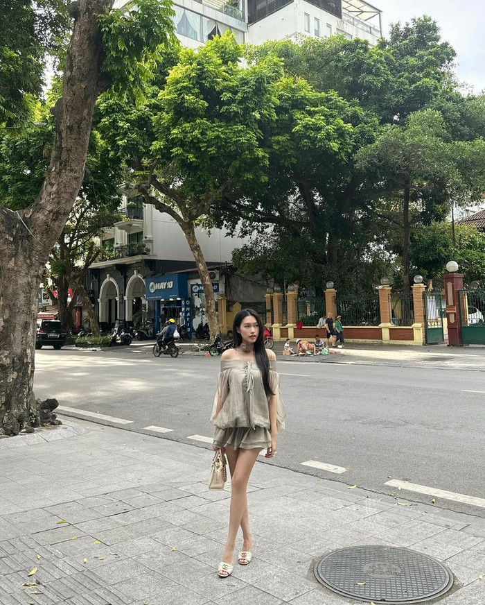 Theo tìm hiểu, thiết kế được vợ Đoàn Văn Hậu lựa chọn nằm trong bộ sưu tập Resort’24 của nhà mốt Mollynista. Trên trang bán hàng trực tuyến, sản phẩm được niêm yết với giá 950 nghìn đồng.