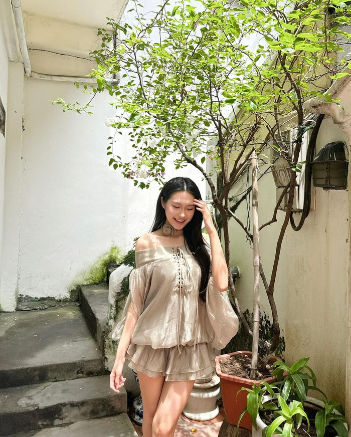 Tạm biệt những mẫu váy ôm sát đường cong hình thể, Doãn Hải My ưu tiên trang phục có độ co giãn, phom rộng và thoáng khí. Trong khung hình mới nhất, cô thả dáng yêu kiều trong bộ cánh cách điệu tông rêu mát mắt. Được biết, tổng thể được may đo tỉ mỉ trên nền liệu tơ cao cấp.  