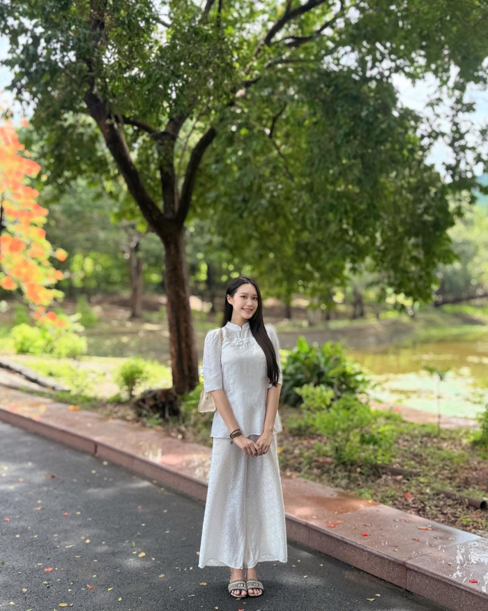 Có thể thấy, Doãn Hải Mỹ cũng giống như bao người mẹ khác. Cô tập trung toàn thời gian cho quý tử đầu lòng mà không còn quản chuyện váy áo hay chăm sóc da hằng ngày. Bởi lẽ, chỉ cần một nụ cười của con đã đủ làm mẹ bỉm vui trọn một ngày.  