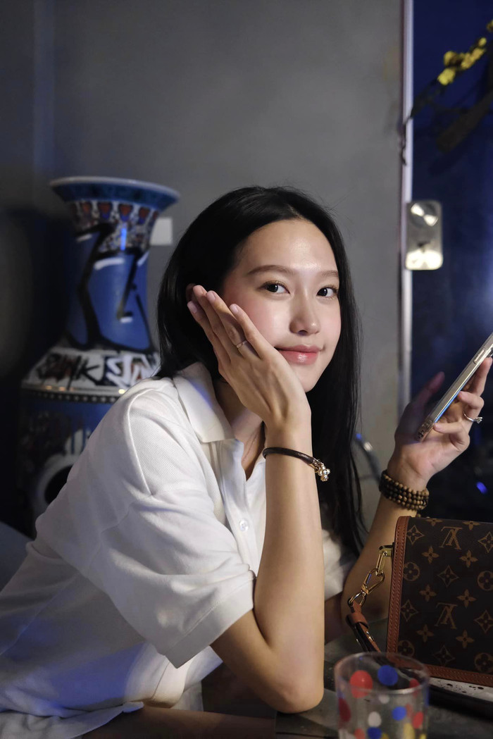 Không chỉ hạn chế đầm váy, cả áo thun hay polo của mẹ Lúa cũng có phom rộng.