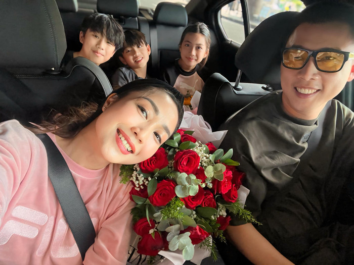 Thời gian ở Việt Nam, cô dành để bên cạnh gia đình và đưa các con đi du lịch.