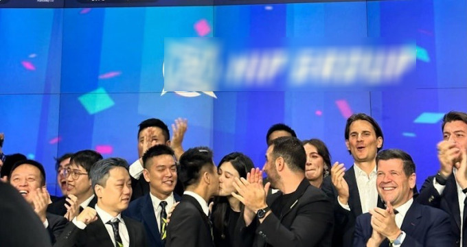 Siêu mẫu Hề Mộng Dao thưởng nóng cho chồng một nụ hôn ngọt ngào khi đón nhận tin vui. 