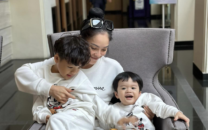 Dương Cẩm Lynh bên cạnh hai con. Ảnh: FBNV