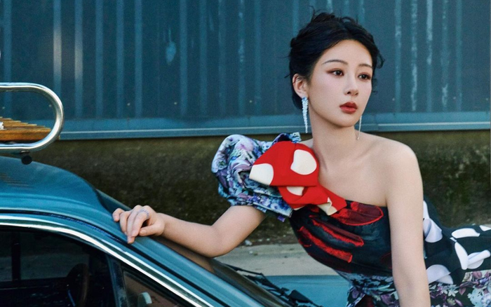 Dương Tử khoe bờ vai trần quyến rũ, khuôn mặt nhỏ nhắn. Ảnh: Instagram yangzi_aoao