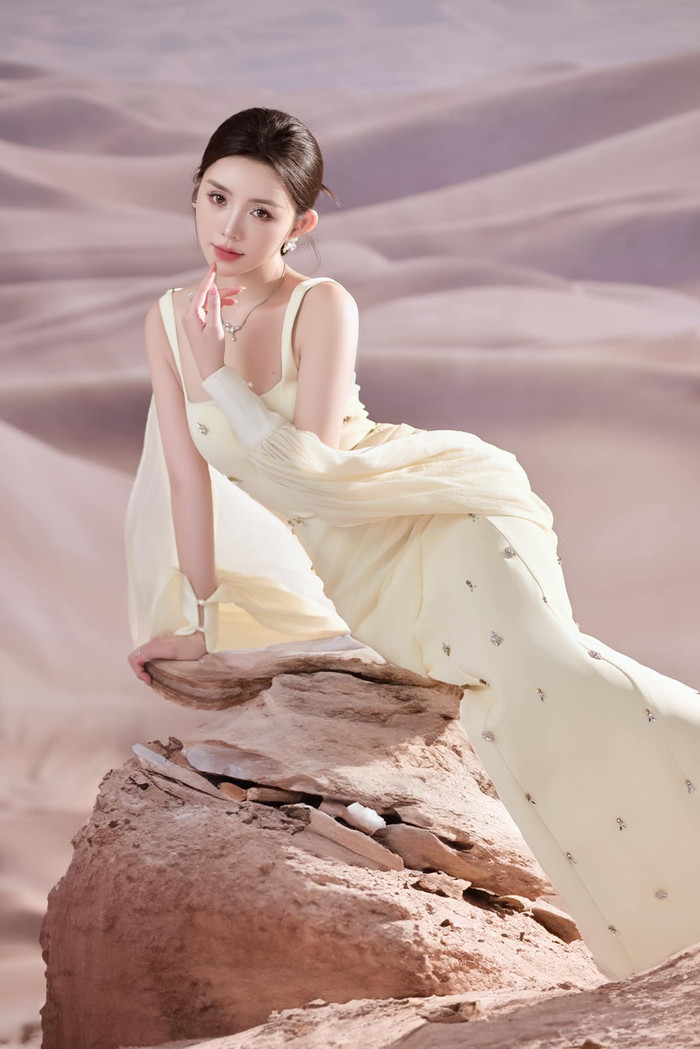 Mỹ nhân phim Việt có phong cách trái ngược đón tuổi mới: Quỳnh Kool nóng bỏng, Khả Ngân như nàng thơ Ảnh 1