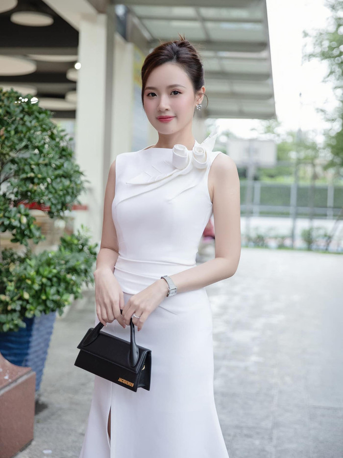 Midu đeo đồng hồ gần 250 triệu đồng đi chấm thi.