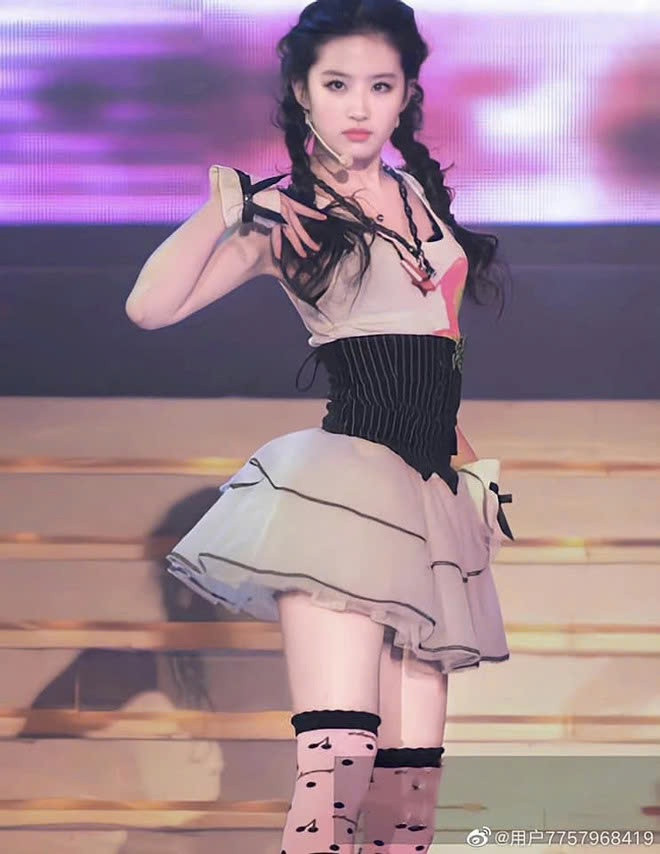 Nhan sắc Lưu Diệc Phi 19 năm trước gây sốt toàn cõi mạng, xứng danh thần tiên tỷ tỷ của Cbiz Ảnh 1