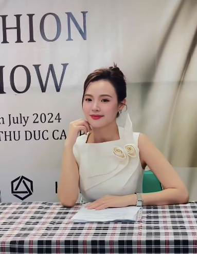 Midu xinh đẹp và sang trọng khi đi chấm thi