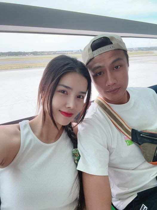 Vợ chồng cầu thủ Mạc Hồng Quân về Việt Nam. Ảnh FBNV