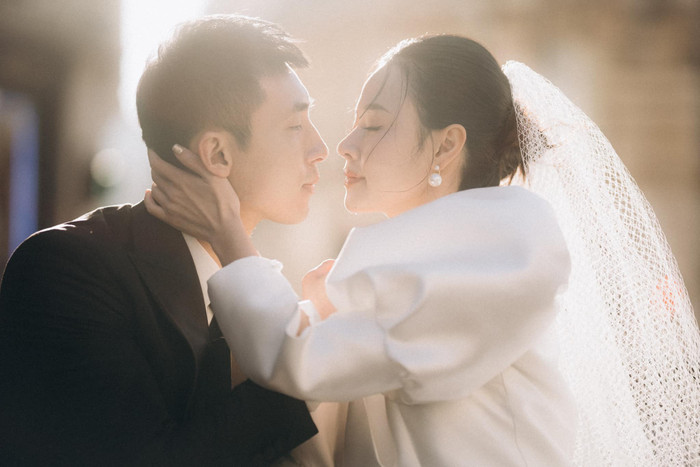 Bộ ảnh đầu tiên chụp với chồng được Midu công khai trên mạng xã hội. Ảnh: FBNV