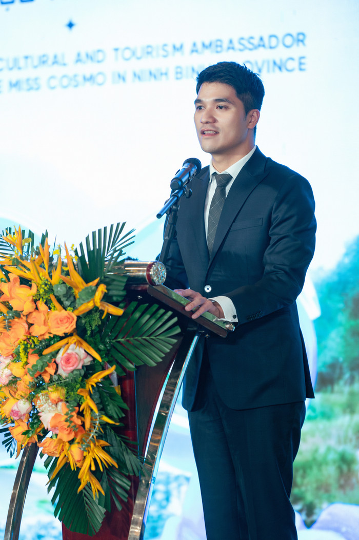 CEO Miss Cosmo - ông Trần Việt Bảo Hoàng phát biểu: 'Chúng tôi rất vinh dự khi được đưa Miss Cosmo đến với Ninh Bình. Đây là cơ hội tuyệt vời để giới thiệu vẻ đẹp của văn hóa và du lịch Ninh Bình đến bạn bè quốc tế, đồng thời góp phần thúc đẩy phát triển kinh tế địa phương.