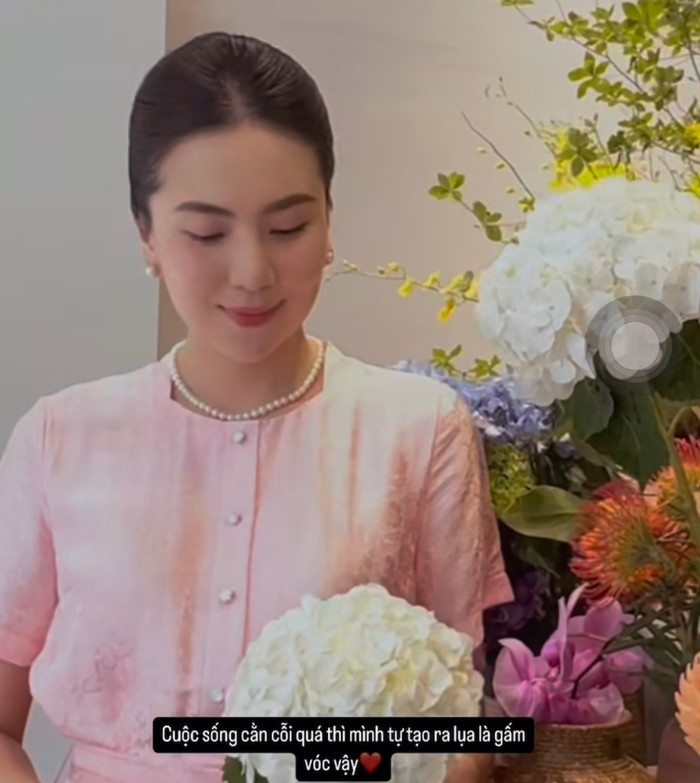 Mai Ngọc rạng rỡ như những đoá hoa.