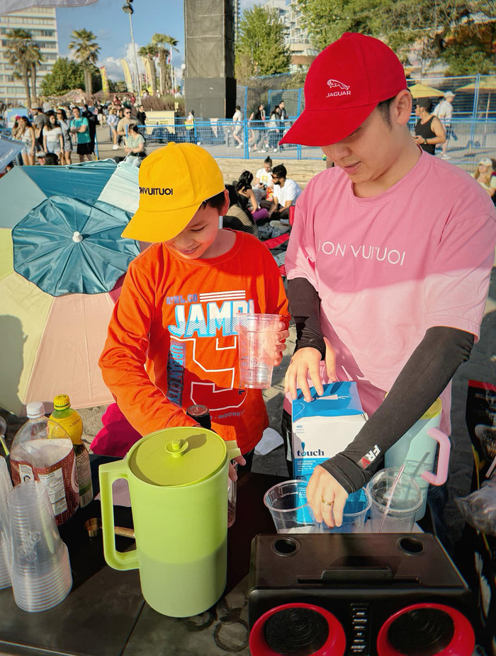 Con trai Hoa hậu Diễm Hương bán trà chanh tại Cananda.