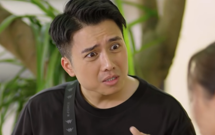 Hào chê chiếc xe đạp điện màu hồng Yên vừa mượn cho mình.