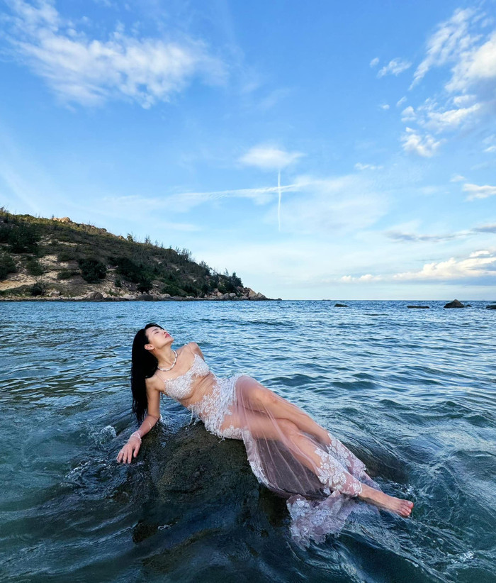 Siêu mẫu Anh Thư nóng bỏng tột độ trong loạt ảnh chụp tại biển. Dù ở độ tuổi U50, cô vẫn giữ được vóc dáng 'đồng hồ cát' tựa gái đôi mươi. Siêu mẫu Anh Thư ghi điểm với vòng một căng đầy, vòng hai thon gọn, vòng ba nảy nở cùng đôi chân dài miên man. Ưu điểm hình thể này giúp cô chinh phục dễ dàng những mẫu váy áo form dáng khó nhằn.