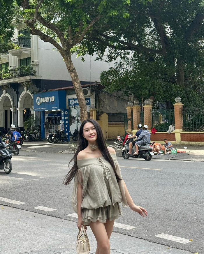 Doãn Hải My đăng tải loạt ảnh 'thả dáng' tại phố xá. Nhan sắc thu hút của vợ Đoàn Văn Hậu không khiến công chúng thất vọng. Đặc biệt, Doãn Hải My diện mẫu váy ngắn trễ vai, khoe khéo ưu điểm là bờ vai 'móc áo' thu hút cùng đôi chân nuột nà, không khuyết điểm.