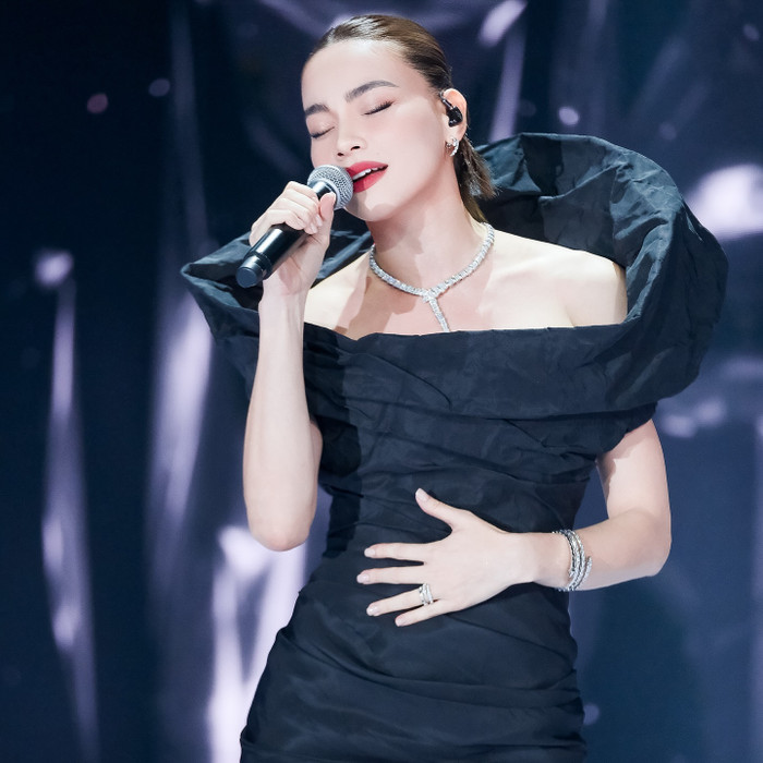 Hồ Ngọc Hà sáng bừng khí chất ngời ngời của 'nữ hoàng giải trí'. Ngót nghét độ tuổi U40, giọng ca Cô đơn trên sofa ngày càng đẹp mặn mà, sang trọng. Trong thước ảnh mới nhất, Hồ Ngọc Hà ghi điểm với làn da trắng mịn, đường nét gương mặt mềm mại và không lộ dấu hiệu lão hoá. Để tôn lên ưu điểm này, nữ ca sĩ chọn layout trang điểm sắc sảo, điểm nhấn là đôi môi đỏ tươi.