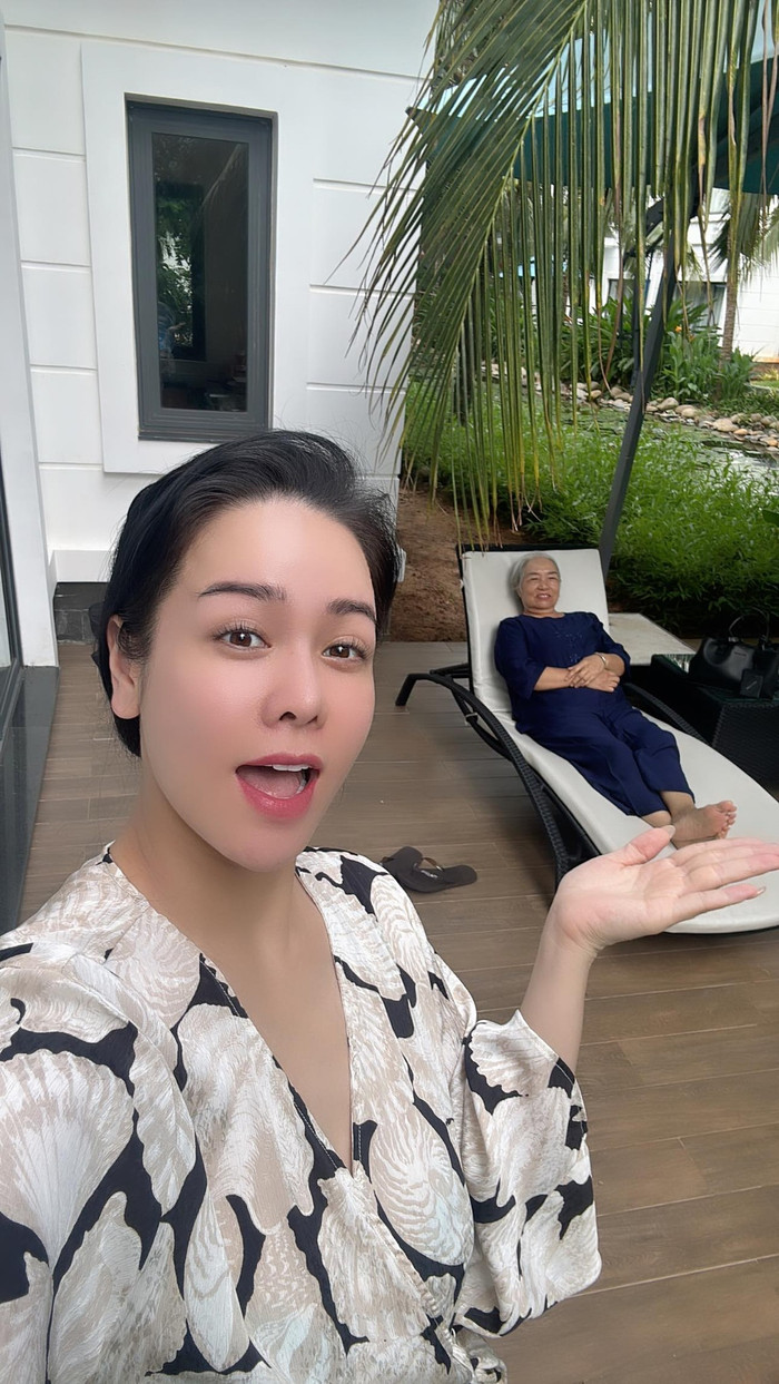 Nhật Kim Anh thường xuyên đưa mẹ đi du lịch nhiều nơi.