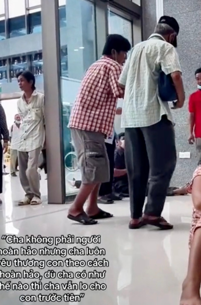 Xúc động hình ảnh cụ ông tai biến dẫn con trai tâm thần đi khám bệnh Ảnh 2