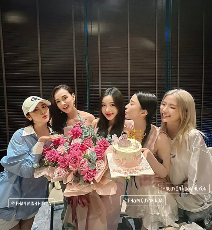 Ngọc Huyền để tóc bạch kim trong sinh nhật Quỳnh Kool