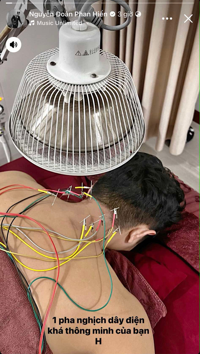 Hình ảnh Phan Hiển đang chăm cứu.