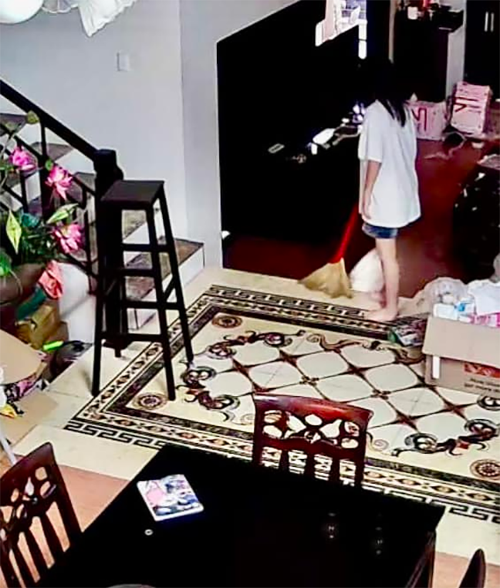 Thuý Nga xem camera thì thấy bé Nguyệt Cát đang làm việc nhà, dù đang kỳ nghỉ hè tại Việt Nam.