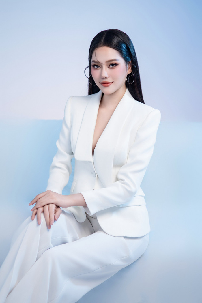 Trần Hồng Ngọc - cô gái quê Long An sở hữu chiều cao 1m73, số đo ba vòng 81 - 62 - 90 cm. Trước đó, cô từng lọt Top 10 Miss Grand Vietnam 2023. Cô từng đạt giải 'Miss Dạ Hội' cuộc thi gương mặt Thời trang Mùa Xuân, Huy chương Đồng 'Ngữ văn Hội thi Học sinh Giỏi' cụm IV - 2018, nhận học bổng Trao đổi Sinh viên. Top 5 Best Seller Award, chiến thắng The Best Face of Parasola, Top 8 Miss Elasten, Top 6 Top 6 Ấn Tượng, Top 3 Best Profile Picture.