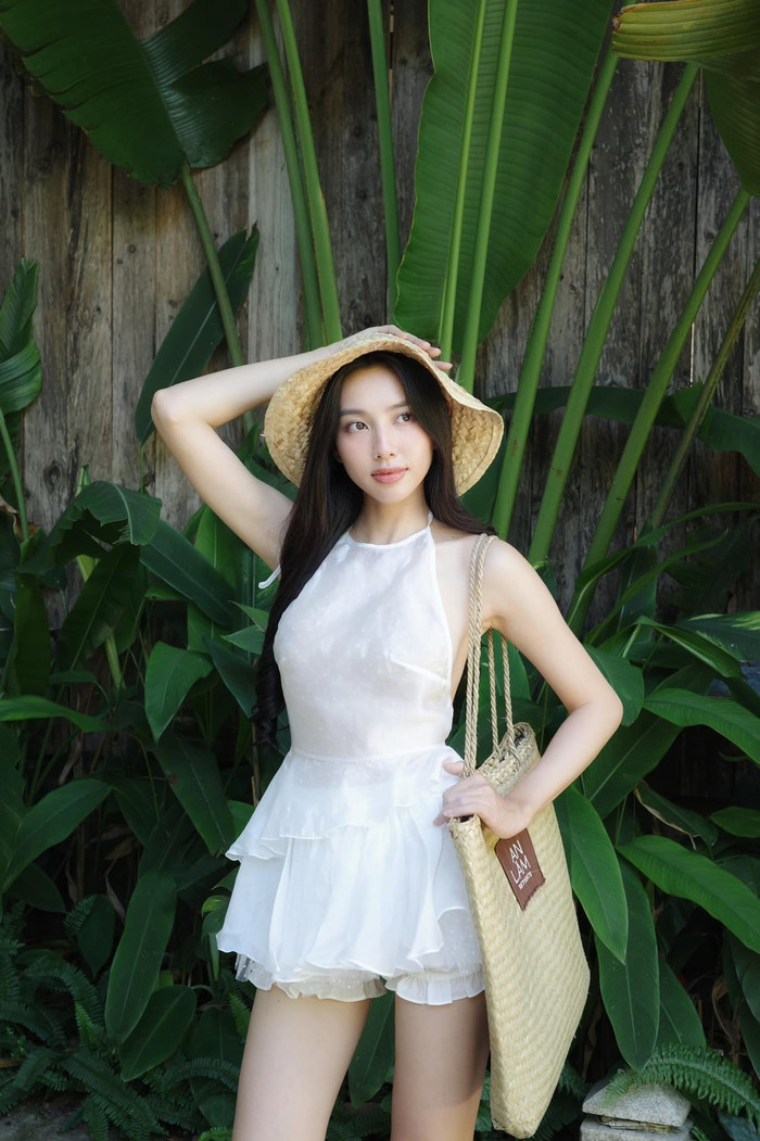 Chiếc áo yếm khoét sâu làm nhiều người lo lắng Thùy Tiên có thể sẽ gặp 'sự cố' nên cử động mạnh.