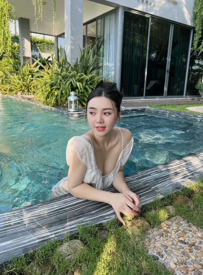 Áo tắm chất liệu mềm mịn, có áo khoác ngoài cũng được Quỳnh Kool 'trưng dụng' trong những chuyến đi chơi biển. Thiết kế này không để lộ quá nhiều da thịt gây phản cảm hay hớ hênh.