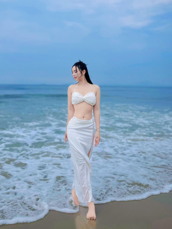 Mẫu áo bra cùng chân váy dài đồng màu cũng là sự lựa chọn hoàn hảo giúp Quỳnh Kool toả sáng. Đồng thời, sự kết hợp này vừa mang đến sự thanh lịch hoà quyện cùng khí chất phóng khoảng, quyến rũ. Đặc biệt, Quỳnh Kool còn không quá đặt nặng về việc trang điểm trong những chuyến vui chơi biển. Cô thường hoạ mặt khá nhẹ nhàng, chỉ tập trung vào đôi môi, má hồng cũng đã làm gương mặt trở nên tươi tắn.