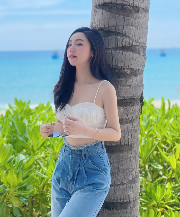 Không phải cứ đi chơi biển là bắt buộc phải mặc áo tắm, Quỳnh Kool còn hoá thân trong phong cách năng động. Nữ diễn viên phối áo croptop hai dây mảnh cùng quần jean lưng cao đơn giản. Màn 'lên đồ' này giúp Quỳnh Kool khoe trọn bờ vai 'móc áo' ấn tượng cùng vòng eo nhỏ xíu. Làn da trắng mịn cũng là yếu tố quan trọng giúp nữn diễn viên phim Quỳnh búp bê toả sáng trong khung hình.