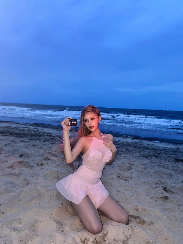 Xoài Non ngoài gây ấn tượng với nhan sắc xinh đẹp, mà còn ở phong cách thời trang độc đáo và cuốn hút. Đặc biệt, thời trang đi biển của cô nàng luôn là tâm điểm chú ý.