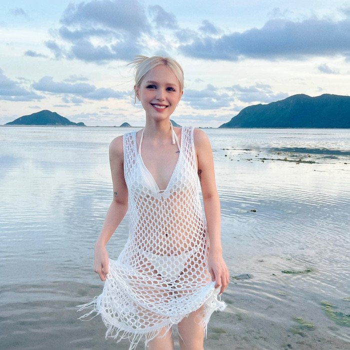 Áo xuyên thấu kết hợp với nội y đồng điệu không chỉ làm nổi bật những đường cong mềm mại của cơ thể, mà còn giúp Xoài Non thể hiện gu thẩm mỹ tinh tế.