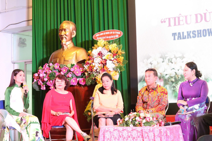 Nàng Hậu sinh năm 2004 chia sẻ tại sự kiện toạ đàm.