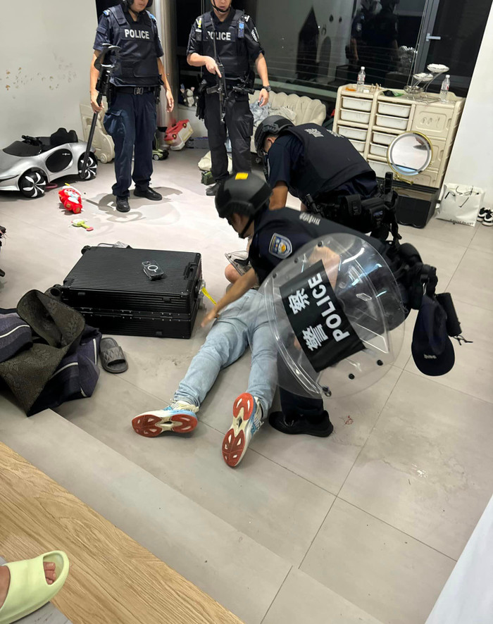 Cảnh sát có mặt khống chế chồng Hằng Du Mục