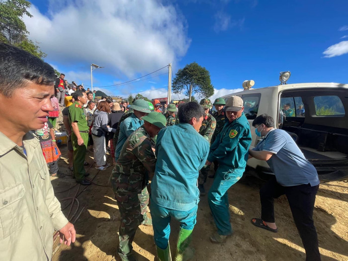 Hiện, thi thể nạn nhân bị vùi lấp đã được tìm thấy và được đưa về nhà xác Bệnh viện Đa khoa Bắc Yên.